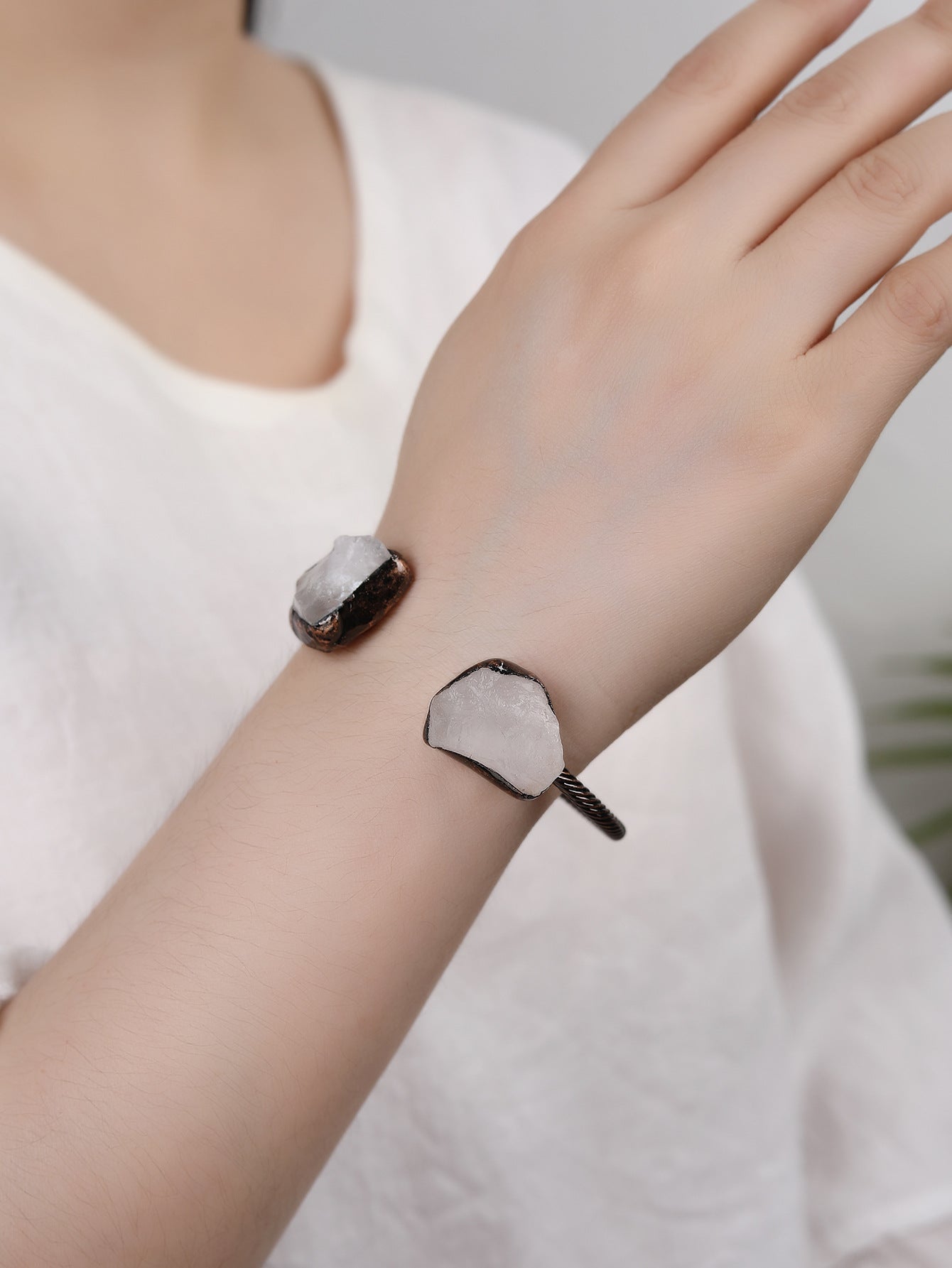 White Crystal Indeterminate Bangle